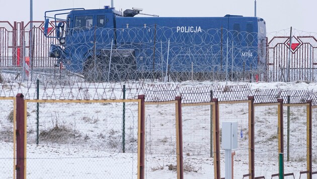 Bereits Ende August wurde ein provisorischer Zaun errichtet, um Migranten das Überqueren der Grenze zur EU zu erschweren. (Bild: Associated Press)