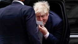 Der britische Premier Boris Johnson nimmt es mit den Corona-Regeln nicht immer genau. (Bild: AP)