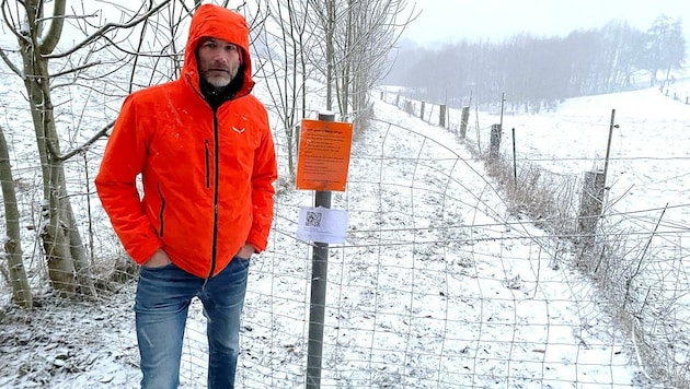 Der entsetzte Linzplus-Gemeinderat Lorenz Potocnik beim nunmehr gesperrten Brandstetterweg. (Bild: Linzplus)