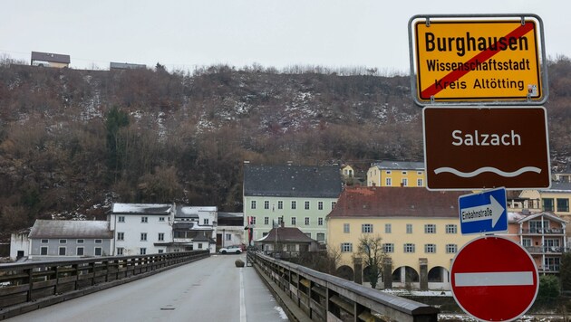 Burghausens Stadtchef hat die Brücke ins benachbarte Hochburg- Ach zur Einbahnstraße gemacht. (Bild: Scharinger Daniel)