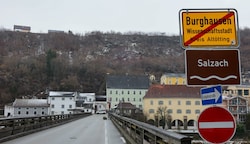 Burghausens Stadtchef hat die Brücke ins benachbarte Hochburg- Ach zur Einbahnstraße gemacht. (Bild: Scharinger Daniel)