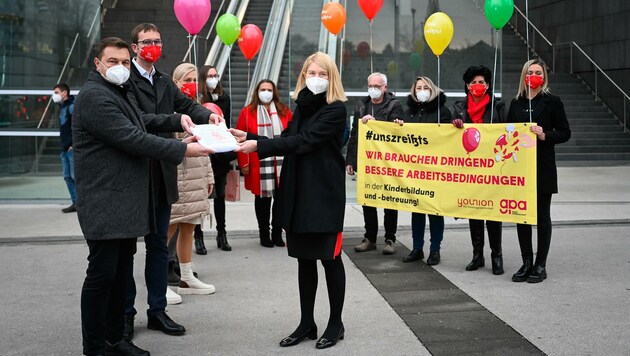 LH-Vize Christine Haberlander (VP) stellte sich vor dem LDZ in Linz kritischen Gewerkschaftern und nahm die Petition für bessere Arbeitsbedingungen in der Kinderbetreuung persönlich entgegen. (Bild: Alexander Schwarzl)