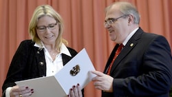 Eva Marek mit dem Ex-Justizminister Wolfgang Brandstetter (Bild: APA/HANS KLAUS TECHT)