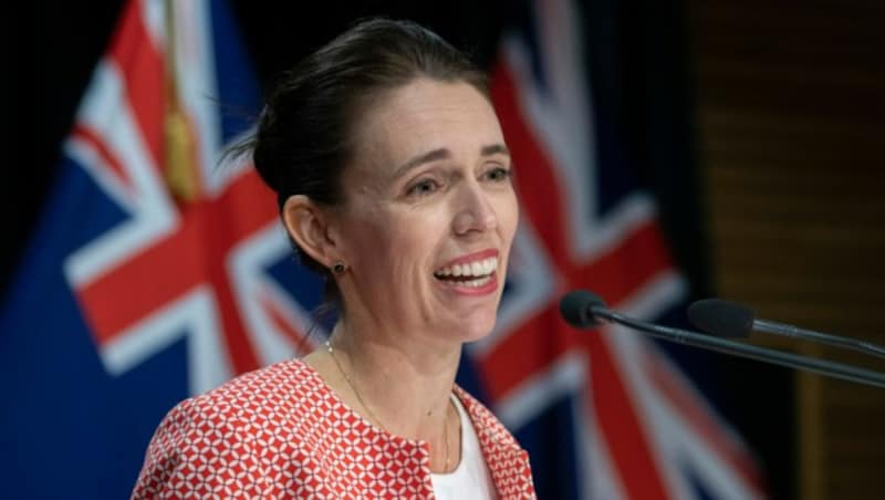 Regierungschefin Ardern kündigte am Sonntag bei einer überraschend einberufenen Pressekonferenz in Wellington eine Verschärfung der Maßnahmen gegen Covid an. (Bild: Mark Mitchell/New Zealand Herald via AP)