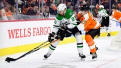 Tyler Seguin von den Dallas Stars (li.) im Duell mit Rasmus Ristolainen von den Philadelphia Flyers (Bild: AP)