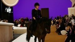 Charlotte Casiraghi mit Pferd auf Chanel-Laufsteg (Bild: VIOLETA SANTOS MOURA / REUTERS / picturedesk.com)