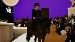 Charlotte Casiraghi mit Pferd auf Chanel-Laufsteg (Bild: VIOLETA SANTOS MOURA / REUTERS / picturedesk.com)