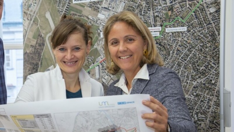 Martina Berthold (l.) und Barbara Unterkofler sind sich beim Radweg nach Wals schon lange nicht mehr einig. (Bild: Stadt Salzburg/Susi Berger)