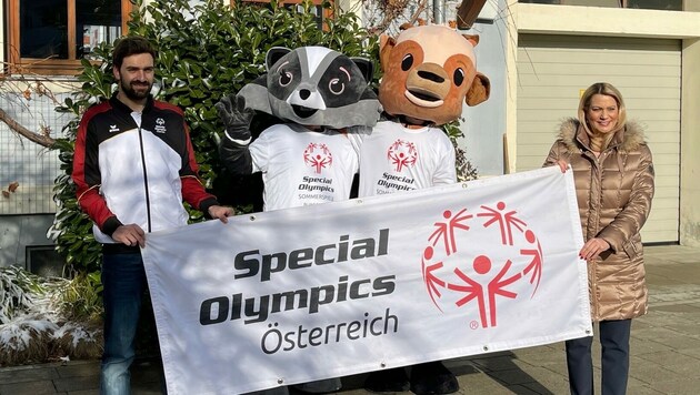 Projektleiter Sebastian Koller und Landesrätin Daniela Winkler stimmten in Oberwart - unterstützt von den Maskottchen - auf die Special Olympics im Burgenland ein. (Bild: Christian Schulter)