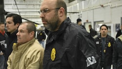 Joaquin „El Chapo“ Guzman umringt von Polizisten (Bild: APA/AFP/US DEPARTMENT OF JUSTICE/HO)