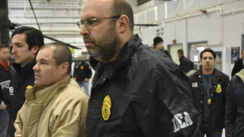 Joaquin "El Chapo" Guzman surrounded by police officers (Bild: APA/AFP/US DEPARTMENT OF JUSTICE/HO)