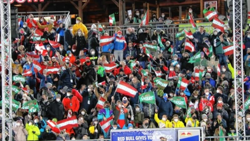 Tausend Fans auf die Tribüne beim Nightrace in Schladming. (Bild: Christian Jauschowetz)