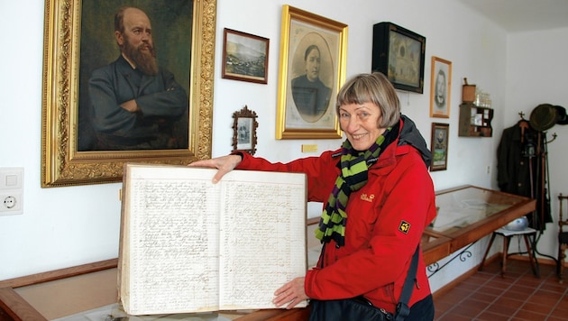 Beamte Kirchengast mit dem Buch des einstigen Arztes Johannes Kloepfer (Bild: Fürbass Josef)