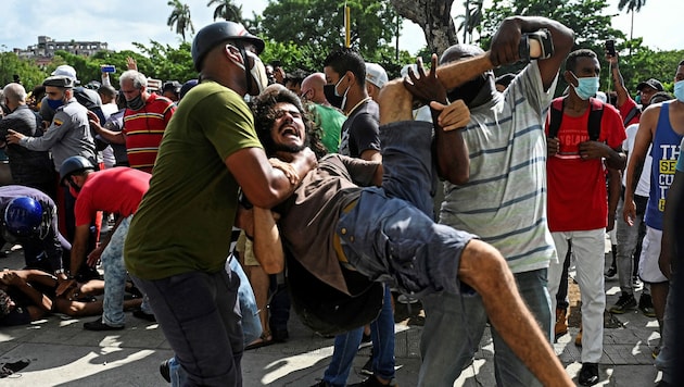 Eine Festnahme während der Proteste im Juli 2021 (Bild: AFP )