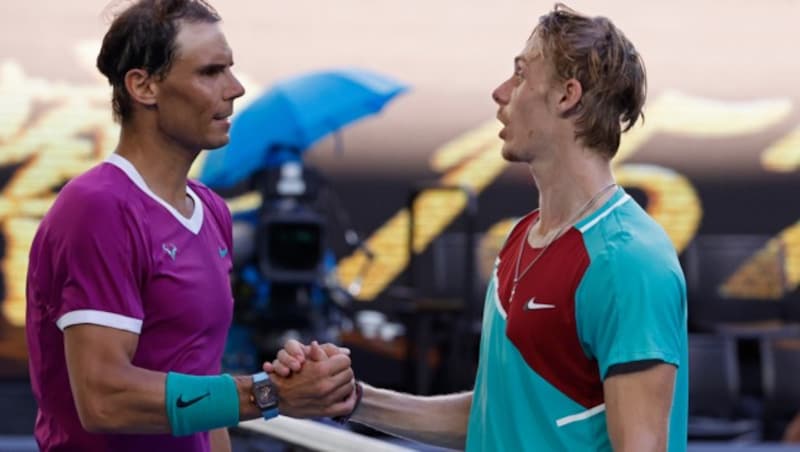 Rafael Nadal (li.) und Denis Shapovalov (Bild: AP)