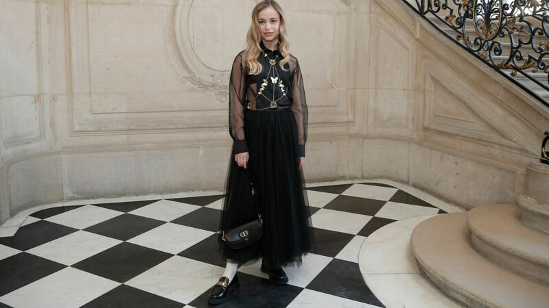 Lady Amelia Windsor in einem coolen Look mit Tüll und Transparenz bei Dior (Bild: AP)