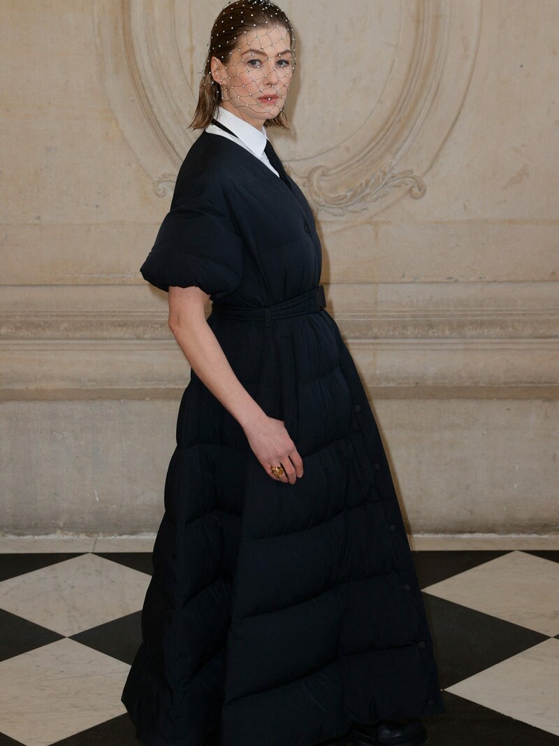 Rosamund Pike in einem schwarzen Steppkleid und mit Perlenschleier bei Dior (Bild: AFP)