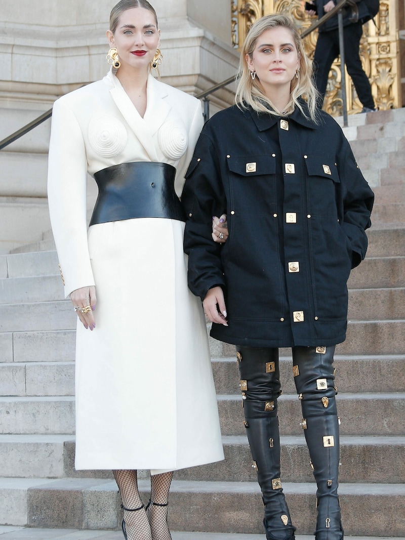 Chiara und Valentina Ferragni bei Schiaparelli (Bild: www.PPS.at)