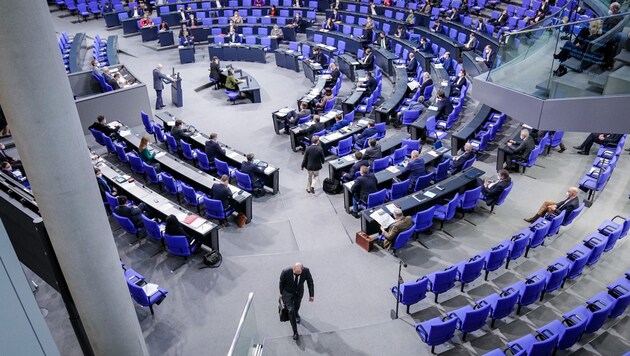 Nowe partie wdzierają się do niemieckiego Bundestagu. (Bild: APA/dpa/Kay Nietfeld)