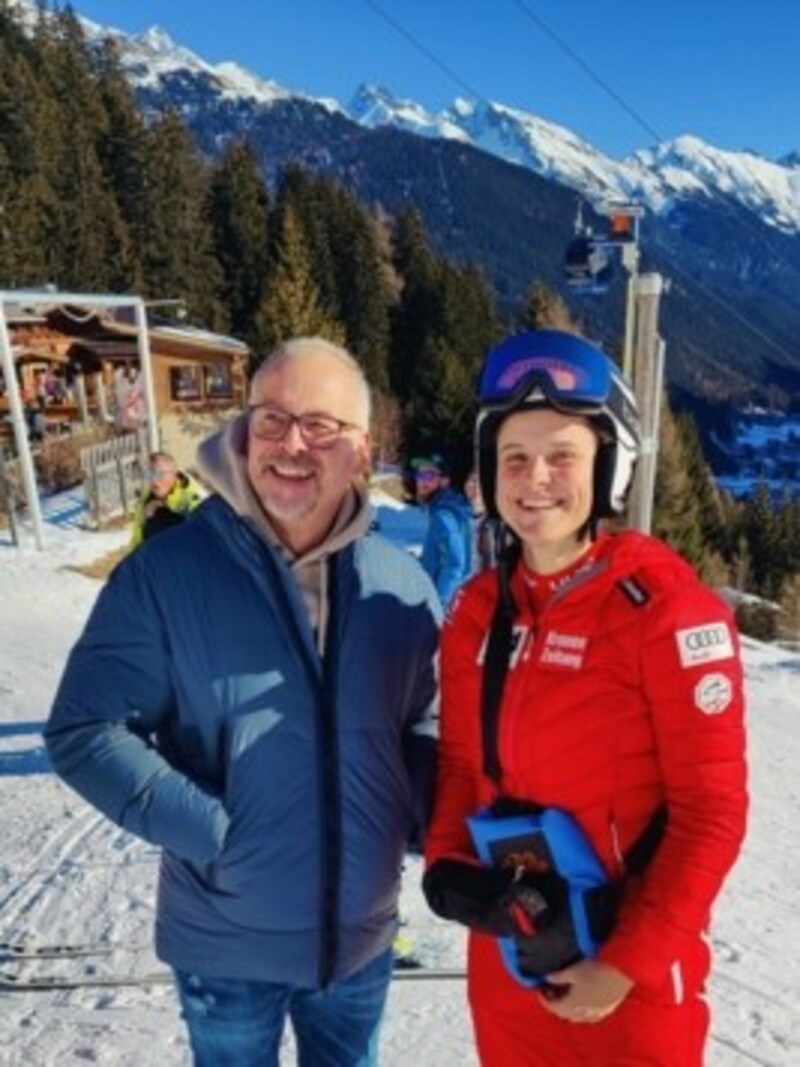 Papa Heimo (li.) drückte Emily Schöpf im Zielraum von St. Anton die Daumen. (Bild: Peter Weihs/Kronenzeitung)