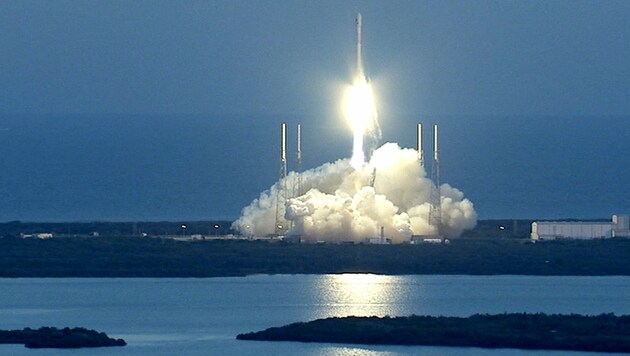 Der Start der „Falcon 9“-Rakete vom Weltraumbahnhof Cape Canaveral im US-Bundesstaat Florida am 11. Februar 2015 (Bild: AFP/NASA)