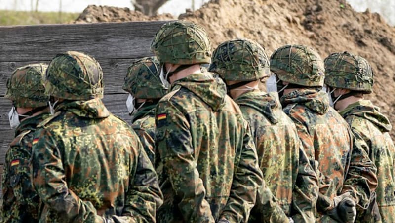 Helme und andere Ausrüstung werden geliefert, aber keine deutschen Waffen. (Bild: AFP)