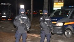 In der Nacht waren schwer bewaffnete Beamte angerückt. (Bild: Monatsrevue/Lenger Thomas)