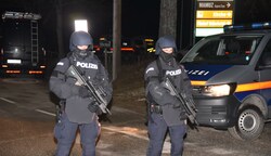 In der Nacht waren schwer bewaffnete Beamte angerückt. (Bild: Monatsrevue/Lenger Thomas)