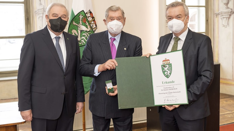 During the coronavirus pandemic, the provincial leadership at the time (Hermann Schützenhöfer, Anton Lang) presented Hannes Androsch with the Ring of Honor of the Province of Styria. (Bild: Land Steiermark/Foto Fischer)