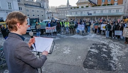 Eigentlich hatte die SPÖ-nahe Aktion kritischer Schüler am Mittwochnachmittag zu einem „Großstreik“ in die Salzburger Innenstadt geladen – tatsächlich gekommen sind aber nur rund 80 Maturanten. (Bild: Tschepp Markus)