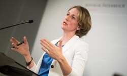 Sie ist wohl eine der bekanntesten Persönlichkeiten der vergangenen Untersuchungsausschüsse. Die ...