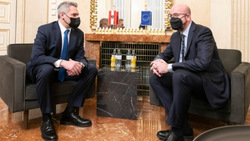 EU-Ratspräsident Charles Michel (re.) bei Bundeskanzler Karl Nehammer (Bild: AP)