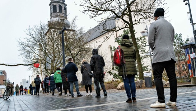 Lange Schlange vor dem Testzentrum in Aalborg (Bild: AFP)