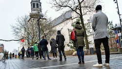 Lange Schlange vor dem Testzentrum in Aalborg (Bild: AFP)