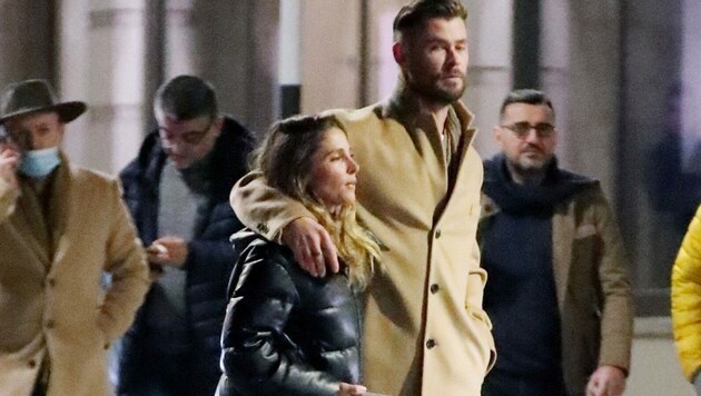 Im Paarlauf unterwegs in London bevor es in Wien losgeht: Chris Hemsworth und seine Ehefrau Elsa Pataky (Bild: www.photopress.at)