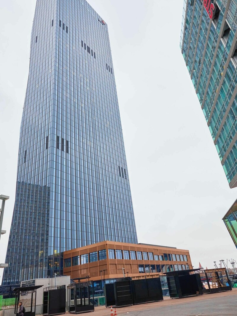 Die Hochhaus-Kulisse der Donaucity wird zum Filmset. (Bild: Starpix/ Alexander TUMA)