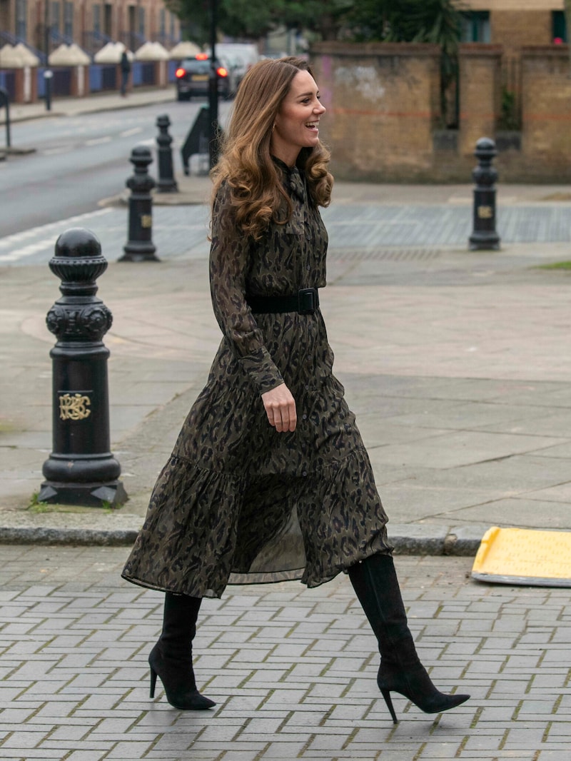 Herzogin Kate begeistert in diesem Leoprint-Kleid. (Bild: Richard Gillard / Camera Press / picturedesk.com)