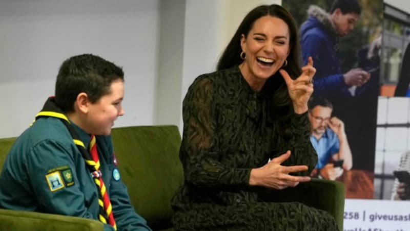 Der junge Pfadfinder hat Herzogin Kate zum Lachen gebracht. (Bild: APA/Photo by Alastair Grant/AFP)