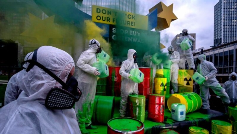 Protest von Greenpeace und des „Koala Kollektivs“ gegen die Einstufung der Atomkraft als grüne Energie durch die EU-Kommission (Bild: AP)