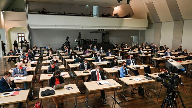 Landtagssitzung im Pandemie-Ausweichquartier im U-Hof in Linz (Bild: Alexander Schwarzl)