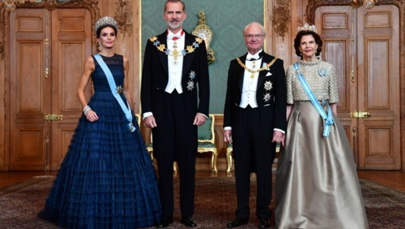 Königin Letizia und König Felipe beim Staatsbankett in Stockholm bei König Carl Gustaf und Königin Silvia: Die spanische Königin trug ein dunkelblaues Kleid von H&M. (Bild: Jonas Ekstromer / TT News Agency / picturedesk.com)