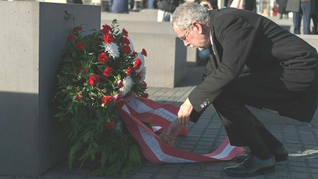 Bundespräsident Alexander Van der Bellen legte 2017 in Berlin am Denkmal für die ermordeten Juden Europas einen Kranz nieder. (Bild: APA/dpa/Monika Skolimowska)