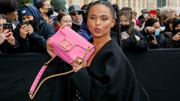 Paola Locatelli mit ihrer pinken Valentino-Bag (Bild: www.photopress.at)