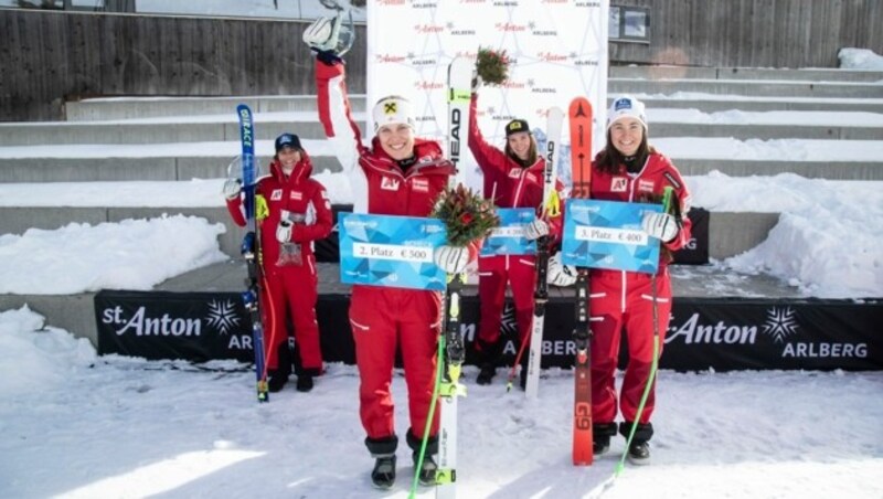 Starke ÖSV-Damen in St. Anton (v. li.): Viktoria Bürgler (beste U18-Läuferin), Magdalena Egger (2.), Michelle Niederwieser (4.) und Lena Wechner (3.). Alle vier sind auch bei den Super-Gs im Sarntal am Start. (Bild: Maurice Shourot)