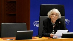 Die Gesetzgeber der Europäischen Union legten am Donnerstag eine Schweigeminute ein und begrüßten die hundertjährige Holocaust-Überlebende Margot Friedlander. (Bild: ASSOCIATED PRESS)