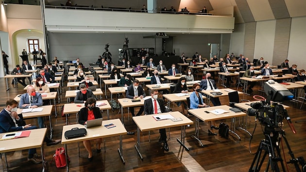 Oberösterreichs Landtag tagt pandemiebedingt noch immer im Ausweichquartier U-Hof (Bild: Alexander Schwarzl)