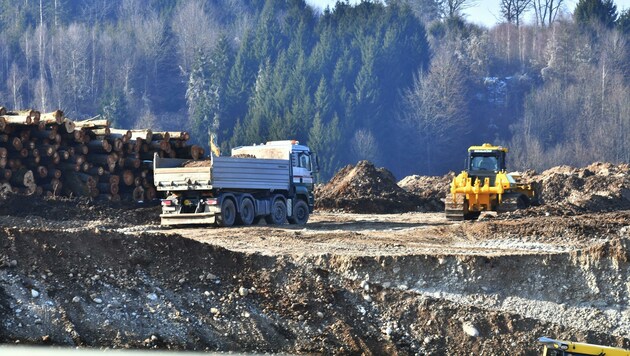 In Ohlsdorf laufen die Erdarbeiten für das neue Betriebsbaugebiet gerade auf Hochtouren. (Bild: Wolfgang Spitzbart)