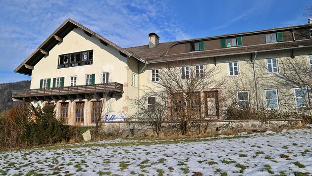 Seit die Landwirtschaftsschule nach Altmünster übersiedelt ist, steht der Bau leer und verfällt. (Bild: Hörmandinger Reinhard)