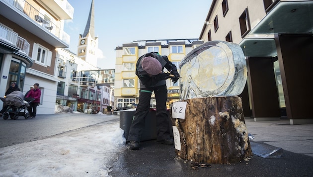 Der Eisschnitzwettbewerb gilt als Auftakt der Veranstaltung (Bild: Gasteinertal Tourismus/Marktl Photography)