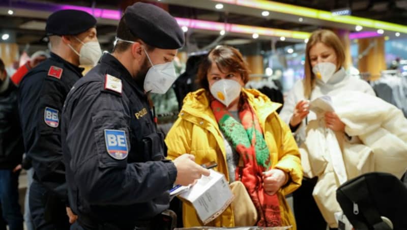 Aus Sicht des WKO-Chefs müsste es mit Einführung der Impfpflicht wieder Aufgabe der Behörden sein, 2G-Nachweise zu kontrollieren. (Bild: AP)